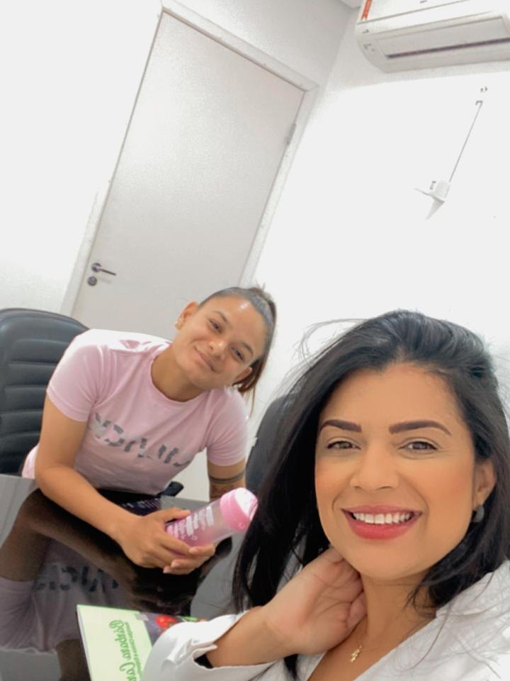 Dra. Bárbara em atendimento com a jogadora Hilári