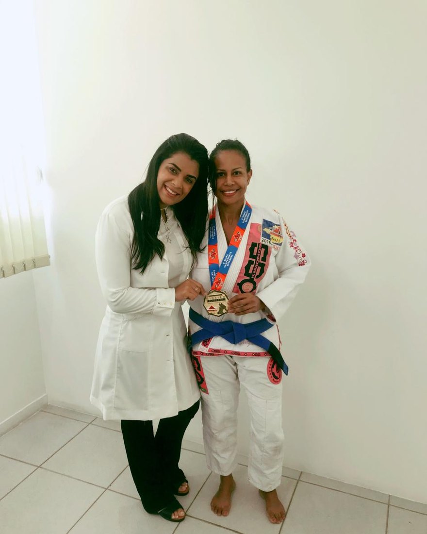 Dra. Bárbara com atleta medalhista em seu consultório